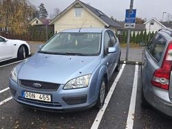 Blå Begagnad 2007 Ford Focus Halvkombi | 23 000 kr (Marknadspris)