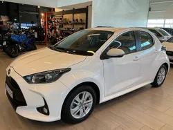 Vit Begagnad 2023 Mazda 2 Center-Line Halvkombi | 228 000 kr (Lite dyr)