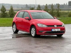 Röd Begagnad 2018 VW Golf VII Halvkombi | 158 000 kr (Marknadspris)