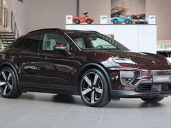Röd Begagnad 2024 Porsche Macan SUV | 1 089 000 kr (Marknadspris)