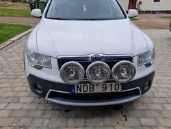 Vit Begagnad 2013 Skoda Superb Elegance Kombi | 50 000 kr