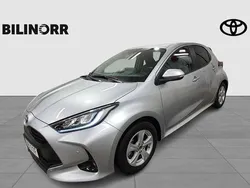 Silver Begagnad 2023 Toyota Yaris Hybrid Active Halvkombi | 249 900 kr (Lite dyr)