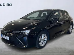Svart Begagnad 2022 Toyota Corolla Hybrid Active Halvkombi | 239 800 kr (Marknadspris)