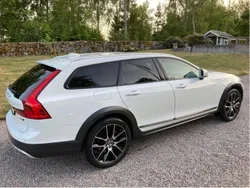 Vit Begagnad 2018 Volvo V90 CC Momentum Kombi | 304 000 kr (Marknadspris)