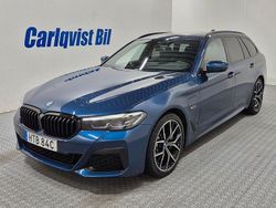 Blå (phytonic blå metallic) Begagnad 2023 BMW 530e M Sport Kombi | 479 000 kr (Dyr)