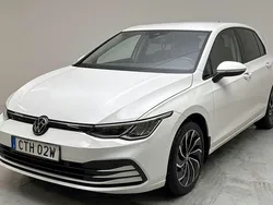 Vit Begagnad 2023 VW Golf VIII | 175 000 kr