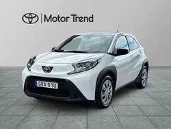 Vit Begagnad 2022 Toyota Aygo Play Halvkombi | 169 000 kr (Marknadspris)