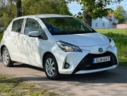 Vit Begagnad 2018 Toyota Yaris Hybrid Active Halvkombi | 129 900 kr (Marknadspris)