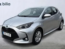 Silver Begagnad 2023 Toyota Yaris Hybrid Active Halvkombi | 232 900 kr (Marknadspris)