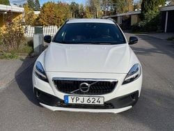 Vit Begagnad 2018 Volvo V40 CC Summum Kombi | 195 000 kr (Marknadspris)