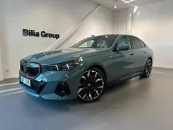 Grön Begagnad 2024 BMW 550e M Sport Sedan | 839 000 kr (Superpris)