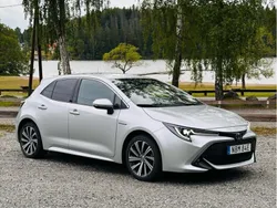 Silver Begagnad 2021 Toyota Corolla Hybrid Style Halvkombi | 229 000 kr (Marknadspris)