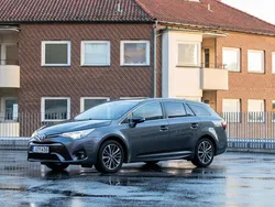 Grå Begagnad 2015 Toyota Avensis Multidrive S Kombi | 99 000 kr (Marknadspris)