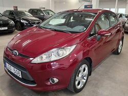 Mörkröd (röd) Begagnad 2011 Ford Fiesta Halvkombi | 45 000 kr (Marknadspris)