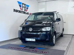 Svart Begagnad 2010 VW Caravelle Trendline Minibuss | 135 000 kr (Marknadspris)