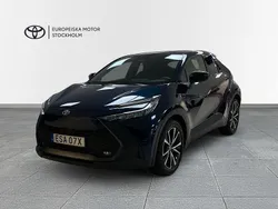 Blå (blå metallic) Begagnad 2024 Toyota C-HR Style SUV | 369 900 kr (Bra pris)