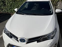 Vit Begagnad 2015 Toyota Auris Hybrid Edition Halvkombi | 139 900 kr (Marknadspris)