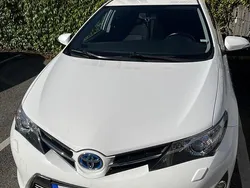 Vit Begagnad 2015 Toyota Auris Hybrid Edition Halvkombi | 139 900 kr (Marknadspris)