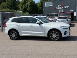 Vit Begagnad 2022 Volvo XC60 Momentum SUV | 409 900 kr (Marknadspris)