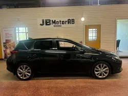 Mörkblå (blå) Begagnad 2016 Toyota Auris Multidrive S Halvkombi | 125 900 kr (Marknadspris)