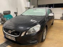 Svart metallic Begagnad 2013 Volvo V60 R-Design Kombi | 129 000 kr (Marknadspris)