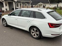 Vit Begagnad 2016 Skoda Superb Style Kombi | 123 900 kr (Marknadspris)