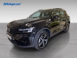 Svart Begagnad 2024 Volvo XC40 Plus SUV | 389 000 kr (Marknadspris)