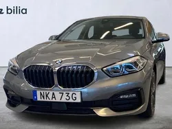 Grå Begagnad 2022 BMW 118 Sport Line Halvkombi | 229 000 kr (Marknadspris)