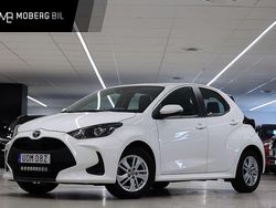 Vit Begagnad 2023 Toyota Yaris Hybrid Active Halvkombi | 209 900 kr (Marknadspris)