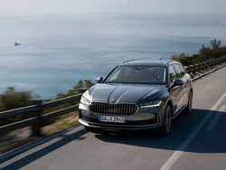 Vit Ny 2024 Skoda Superb Selection Kombi | 399 900 kr (Bra pris)
