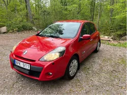 Röd Begagnad 2010 Renault Clio R.S. Halvkombi | 27 000 kr (Marknadspris)