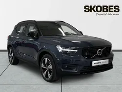 Mörkblå (blå) Begagnad 2022 Volvo XC40 R-Design SUV | 369 500 kr (Marknadspris)