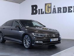 Mörkbrun (brun metallic) Begagnad 2018 VW Passat R-line Sedan | 249 900 kr (Marknadspris)