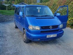 Blå Begagnad 2003 VW Caravelle Minibuss | 40 000 kr