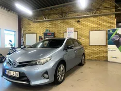 Ljusblå (blå) Begagnad 2013 Toyota Auris Touring Sports Executive Kombi | 89 900 kr (Marknadspris)