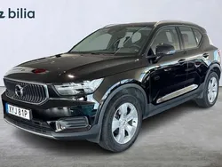Svart Begagnad 2022 Volvo XC40 Momentum SUV | 279 900 kr (Marknadspris)