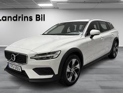Vit Begagnad 2020 Volvo V60 CC Momentum Kombi | 269 900 kr (Marknadspris)