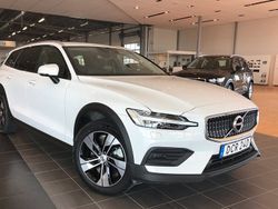 Vit Begagnad 2022 Volvo V60 CC Kombi | 419 500 kr (Marknadspris)