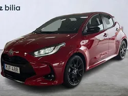 Röd Begagnad 2022 Toyota Yaris Hybrid Style Halvkombi | 239 900 kr (Marknadspris)