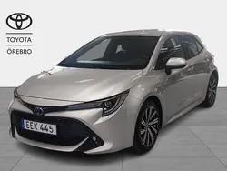 Silver Begagnad 2021 Toyota Corolla Hybrid Style Halvkombi | 219 900 kr (Marknadspris)