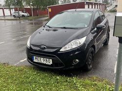 Svart Begagnad 2012 Ford Fiesta Titanium Halvkombi | 50 000 kr (Marknadspris)