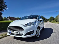 Vit Begagnad 2016 Ford Fiesta Titanium Halvkombi | 79 000 kr (Marknadspris)