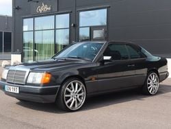 Svart Begagnad 1992 Mercedes E300 | 69 900 kr