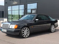 Svart Begagnad 1992 Mercedes E300 | 99 900 kr