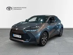 Mörkgrå Begagnad 2023 Toyota C-HR Style SUV | 299 900 kr (Marknadspris)
