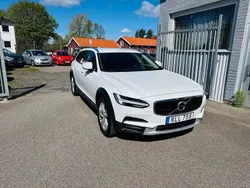 Vit Begagnad 2018 Volvo V90 CC Momentum Kombi | 289 900 kr (Marknadspris)