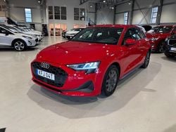 Röd Begagnad 2024 Audi A3 Sportback Advanced Halvkombi | 309 900 kr (Marknadspris)