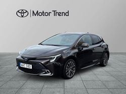 Mörkbrun (brun) Begagnad 2023 Toyota Corolla Hybrid Style Halvkombi | 309 000 kr (Marknadspris)