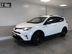 Vit Begagnad 2018 Toyota RAV4 Hybrid SUV | 214 800 kr (Marknadspris)