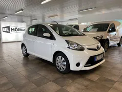 Vit Begagnad 2013 Toyota Aygo Halvkombi | 49 000 kr (Marknadspris)